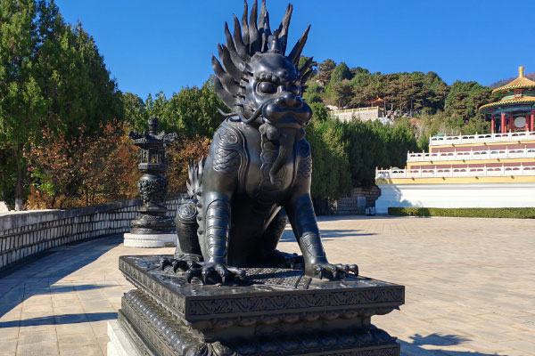 在北京公墓選擇時(shí)，除了單人墓與雙人墓的區(qū)別外，還有哪些因素需要考慮？